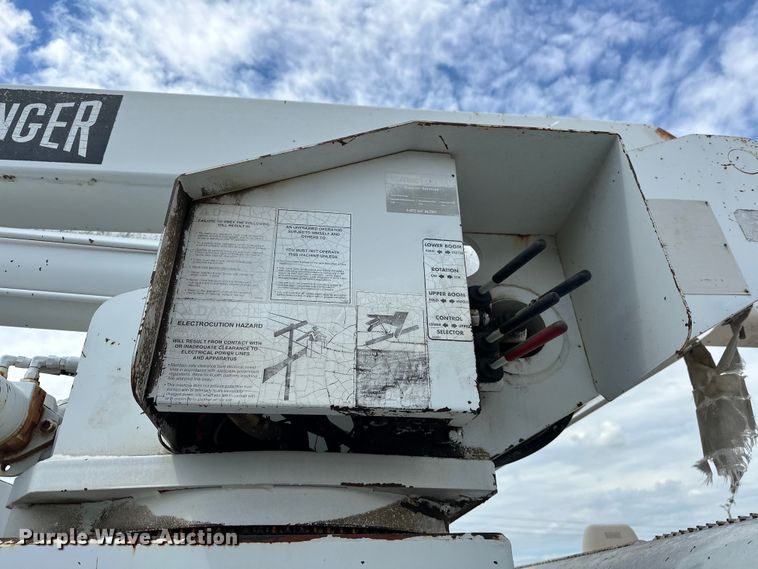 image for item EJ8957 2000 Chevrolet  C7500 bucket truck