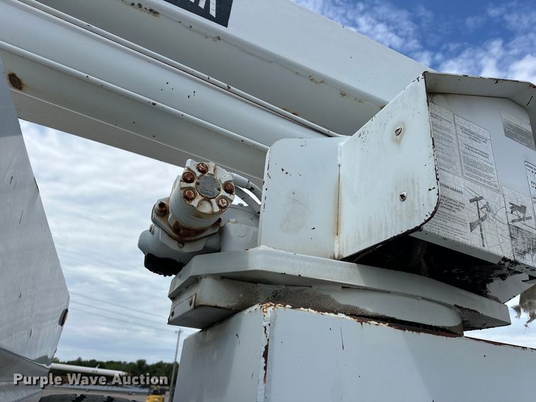 image for item EJ8957 2000 Chevrolet  C7500 bucket truck