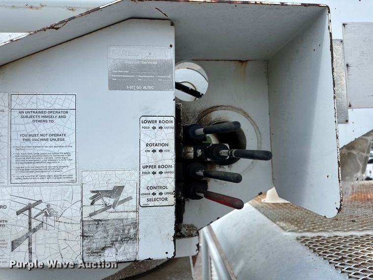 image for item EJ8957 2000 Chevrolet  C7500 bucket truck