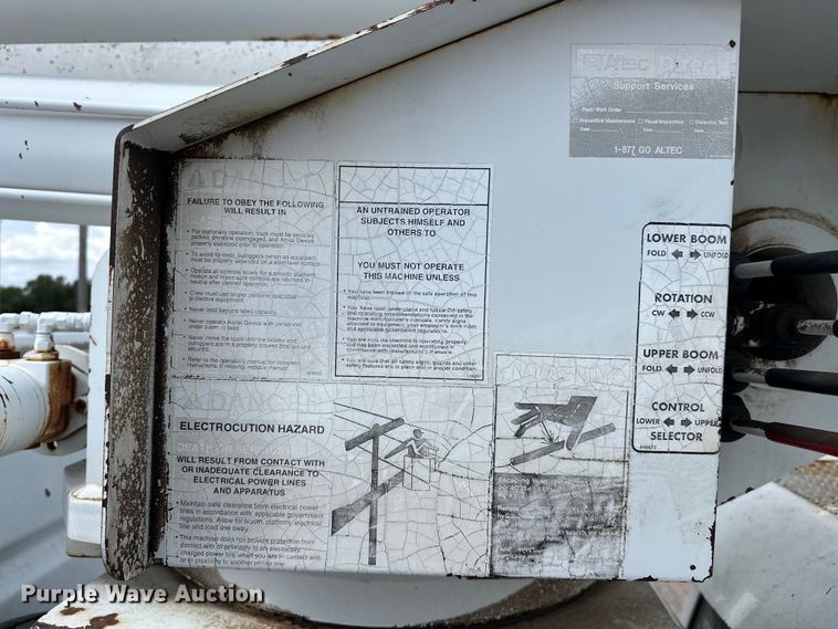 image for item EJ8957 2000 Chevrolet  C7500 bucket truck