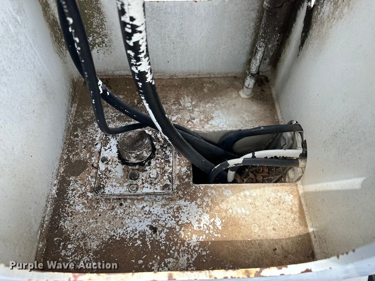 image for item EJ8957 2000 Chevrolet  C7500 bucket truck