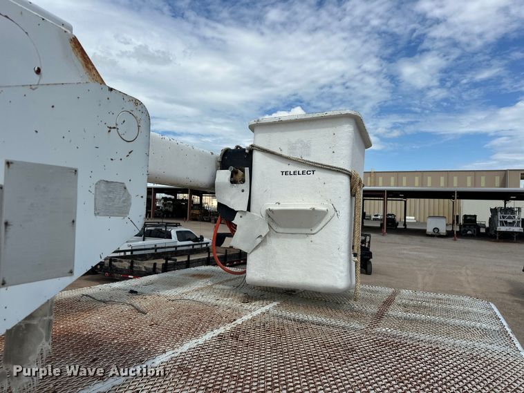 image for item EJ8957 2000 Chevrolet  C7500 bucket truck