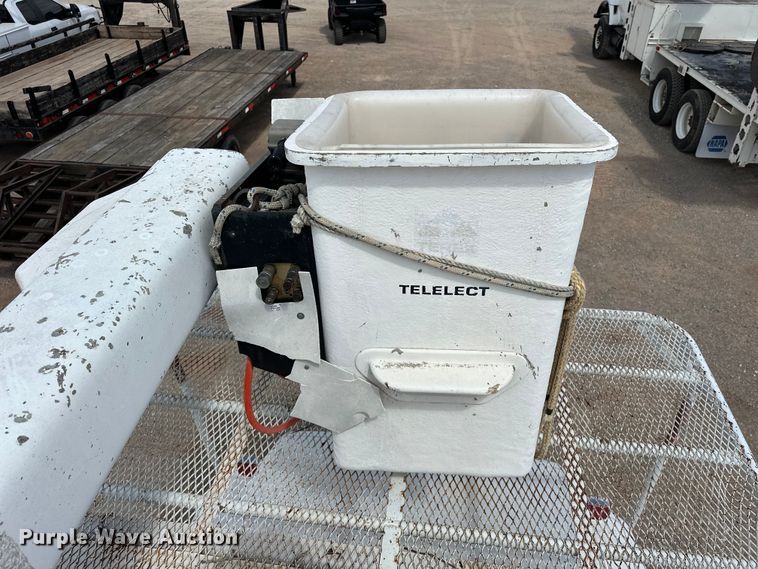 image for item EJ8957 2000 Chevrolet  C7500 bucket truck