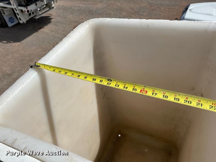 image for item EJ8957 2000 Chevrolet  C7500 bucket truck