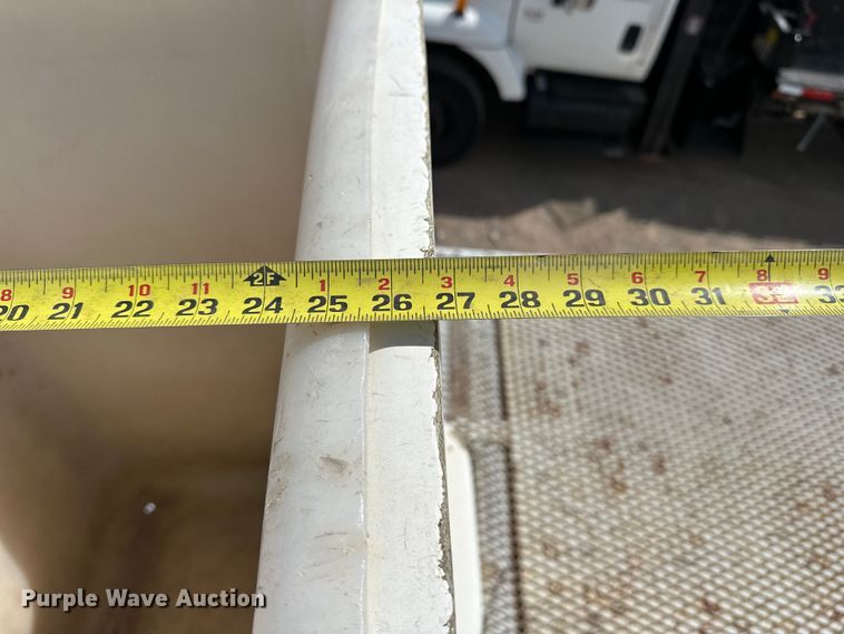 image for item EJ8957 2000 Chevrolet  C7500 bucket truck