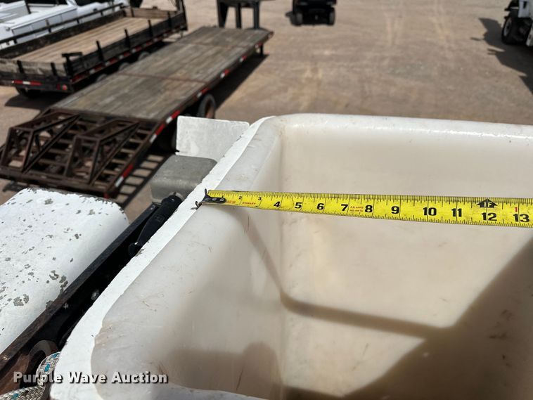 image for item EJ8957 2000 Chevrolet  C7500 bucket truck