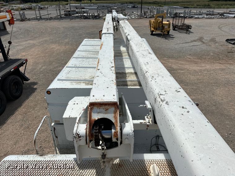 image for item EJ8957 2000 Chevrolet  C7500 bucket truck