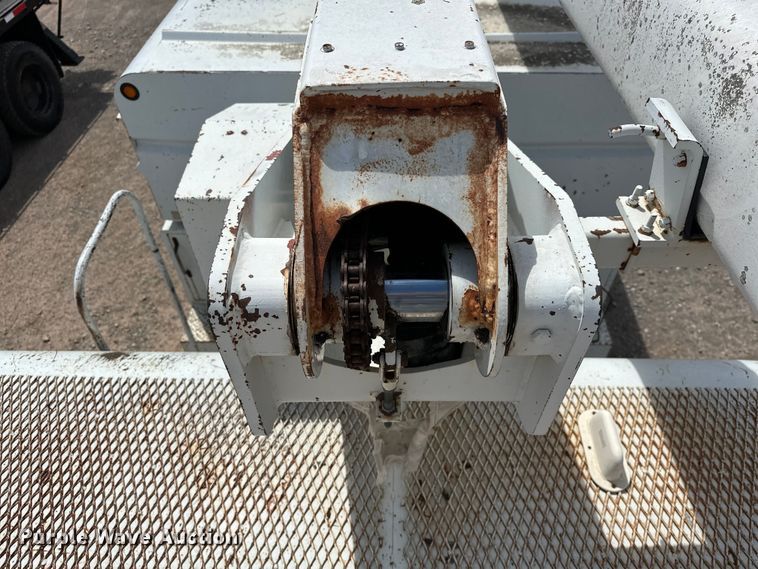 image for item EJ8957 2000 Chevrolet  C7500 bucket truck