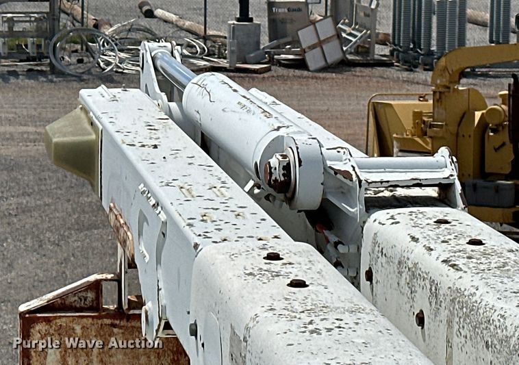 image for item EJ8957 2000 Chevrolet  C7500 bucket truck