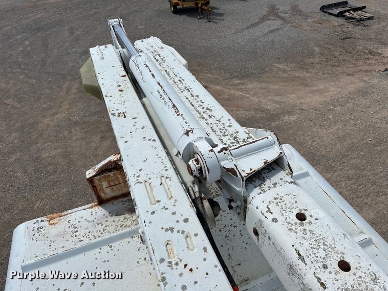 image for item EJ8957 2000 Chevrolet  C7500 bucket truck