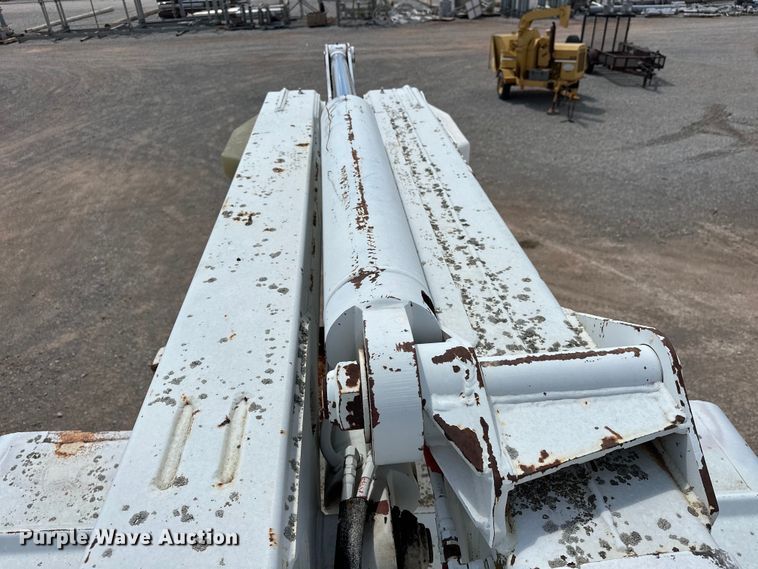 image for item EJ8957 2000 Chevrolet  C7500 bucket truck