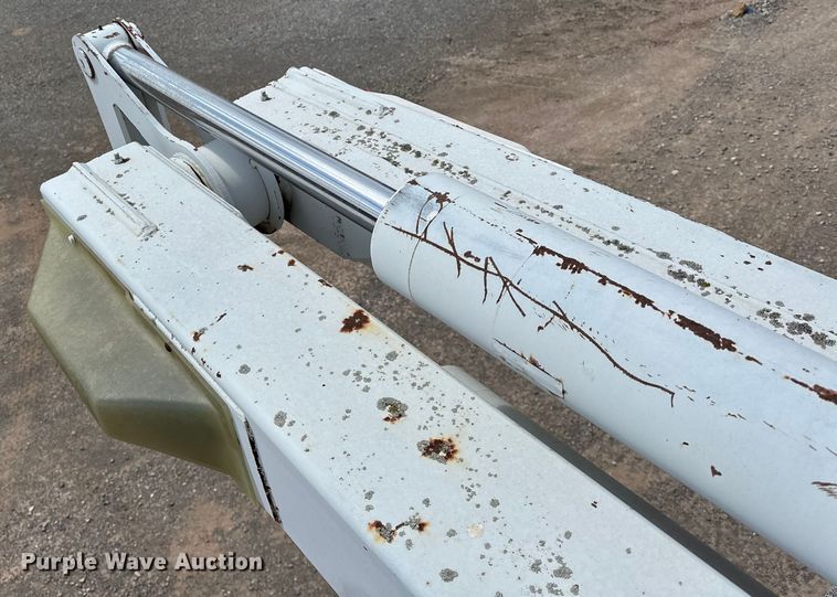 image for item EJ8957 2000 Chevrolet  C7500 bucket truck