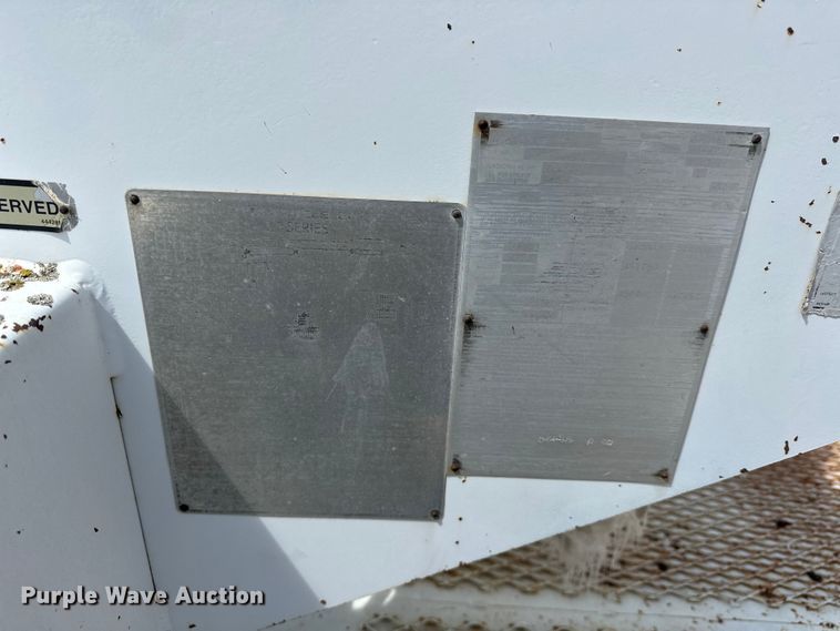 image for item EJ8957 2000 Chevrolet  C7500 bucket truck