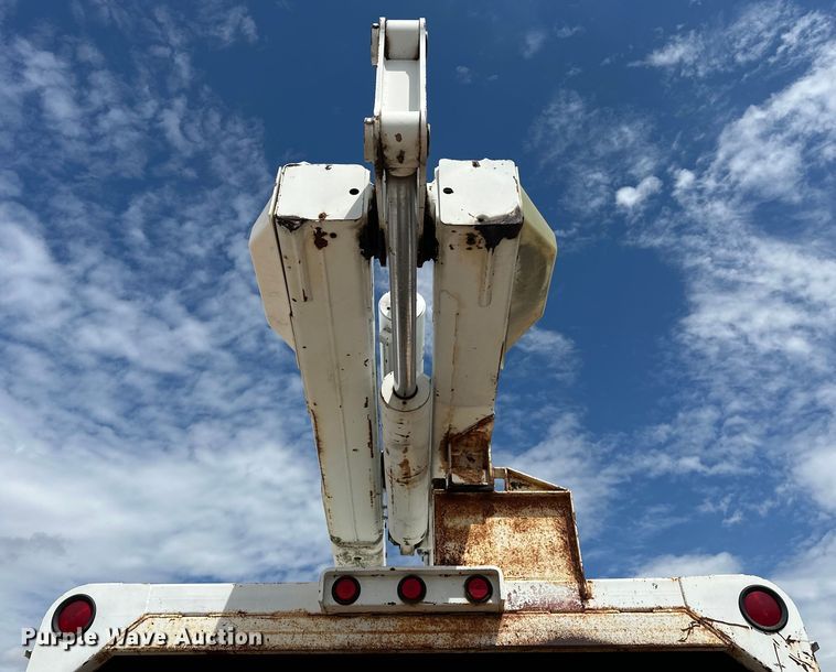 image for item EJ8957 2000 Chevrolet  C7500 bucket truck