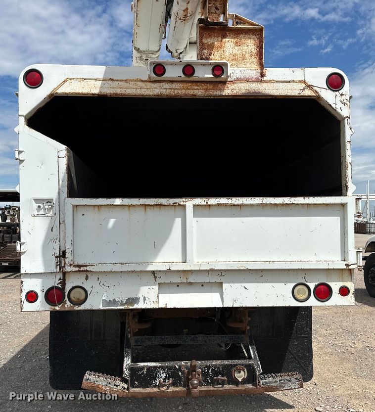 image for item EJ8957 2000 Chevrolet  C7500 bucket truck
