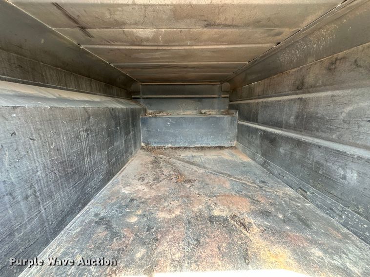 image for item EJ8957 2000 Chevrolet  C7500 bucket truck