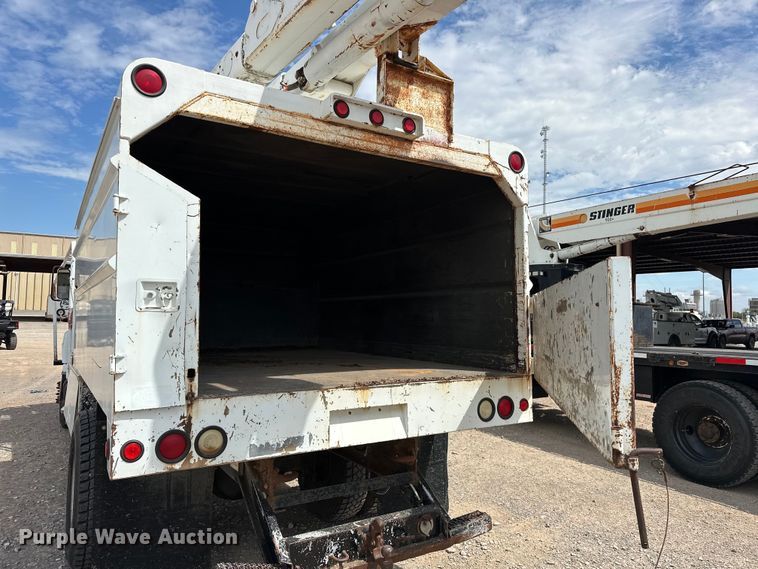 image for item EJ8957 2000 Chevrolet  C7500 bucket truck