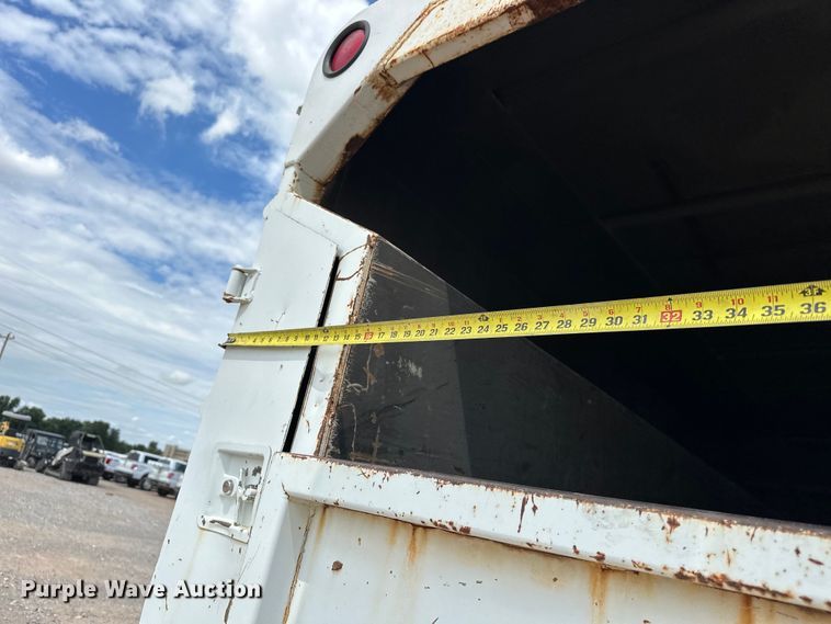 image for item EJ8957 2000 Chevrolet  C7500 bucket truck