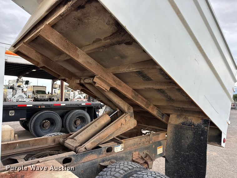 image for item EJ8957 2000 Chevrolet  C7500 bucket truck