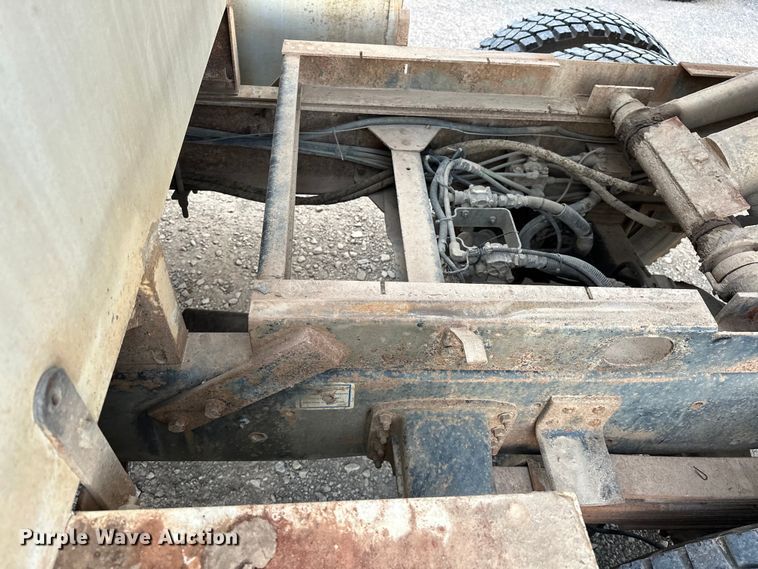 image for item EJ8957 2000 Chevrolet  C7500 bucket truck