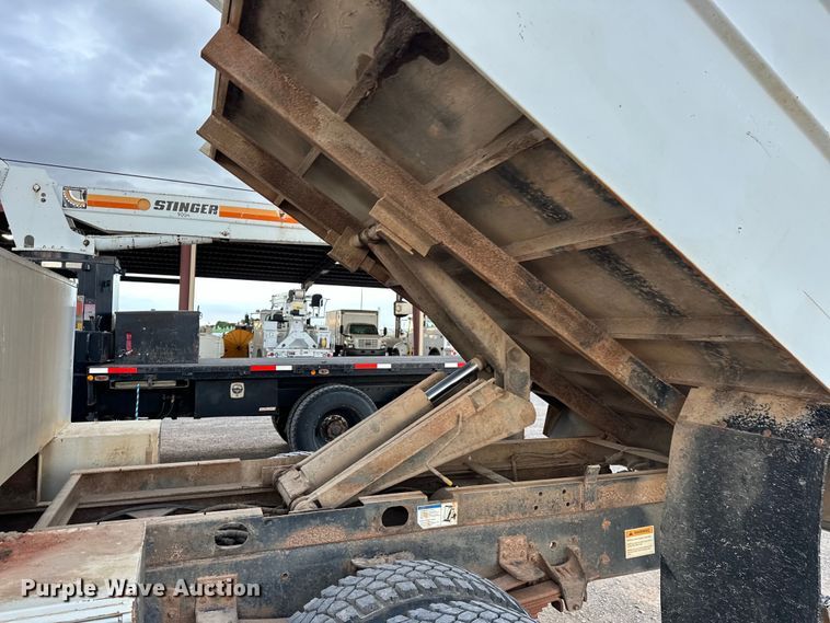 image for item EJ8957 2000 Chevrolet  C7500 bucket truck