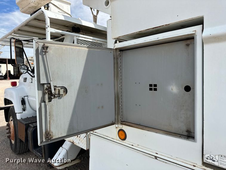 image for item EJ8957 2000 Chevrolet  C7500 bucket truck