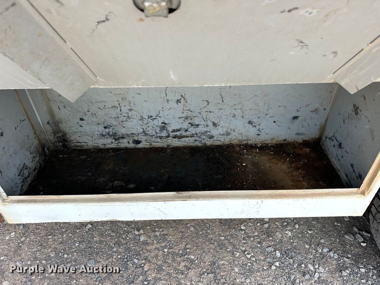 image for item EJ8957 2000 Chevrolet  C7500 bucket truck