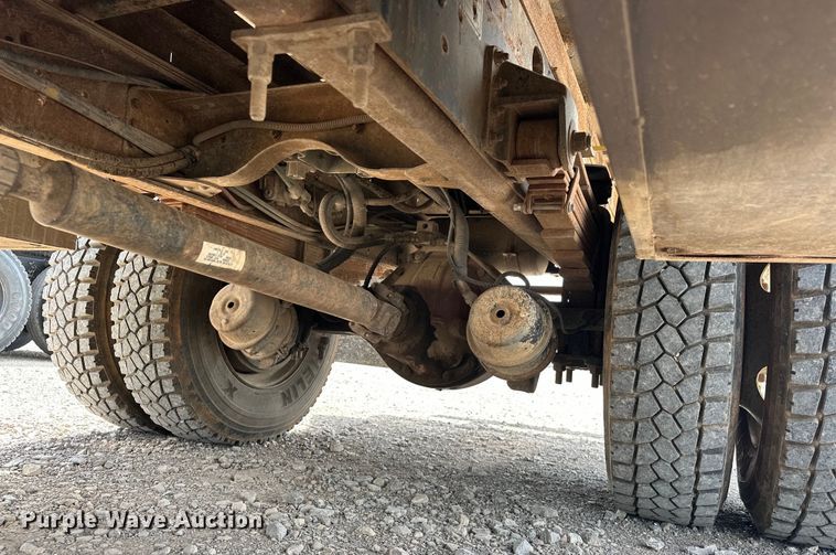 image for item EJ8957 2000 Chevrolet  C7500 bucket truck