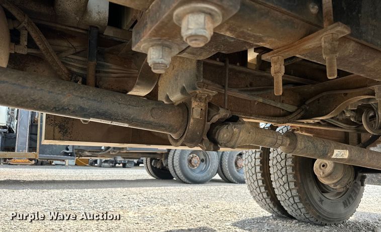 image for item EJ8957 2000 Chevrolet  C7500 bucket truck