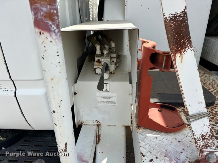 image for item EJ8957 2000 Chevrolet  C7500 bucket truck