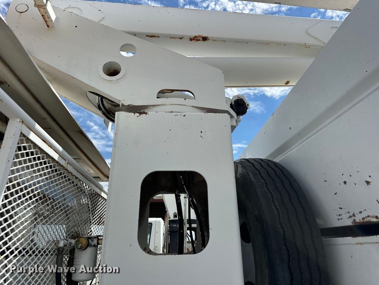 image for item EJ8957 2000 Chevrolet  C7500 bucket truck