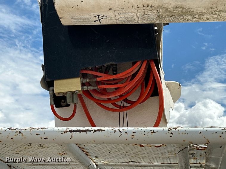 image for item EJ8957 2000 Chevrolet  C7500 bucket truck