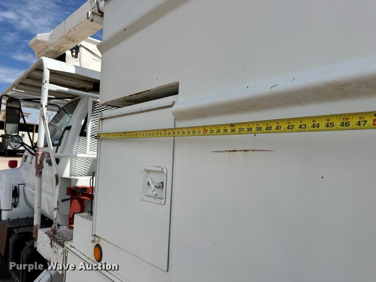 image for item EJ8957 2000 Chevrolet  C7500 bucket truck