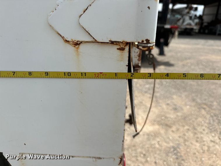 image for item EJ8957 2000 Chevrolet  C7500 bucket truck