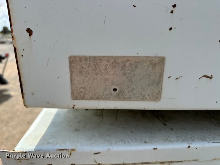 image for item EJ8957 2000 Chevrolet  C7500 bucket truck