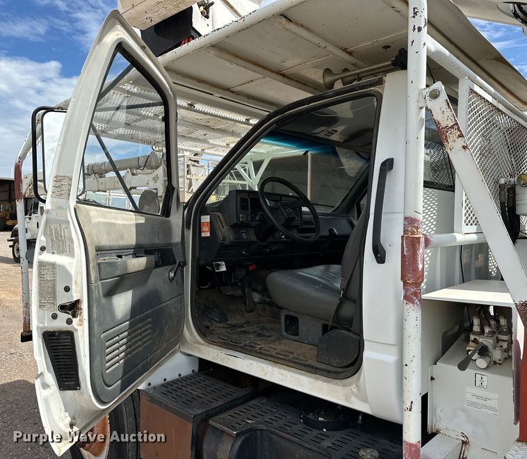image for item EJ8957 2000 Chevrolet  C7500 bucket truck