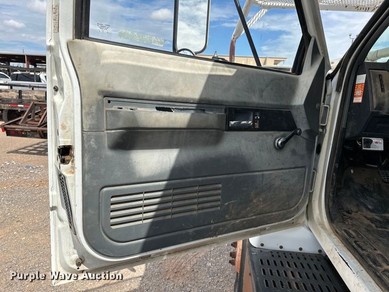 image for item EJ8957 2000 Chevrolet  C7500 bucket truck