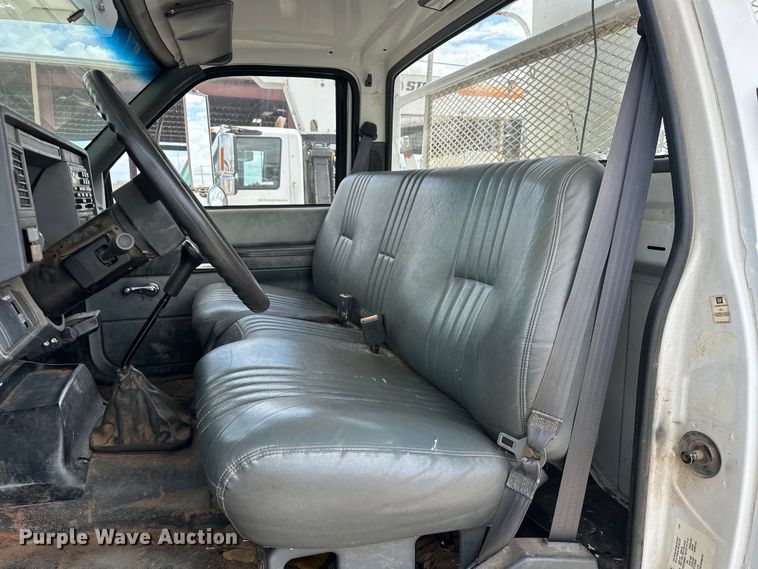 image for item EJ8957 2000 Chevrolet  C7500 bucket truck