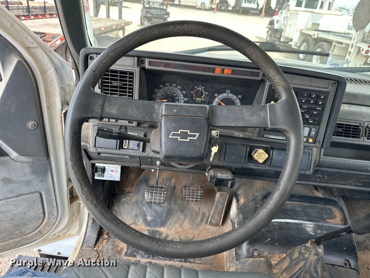 image for item EJ8957 2000 Chevrolet  C7500 bucket truck