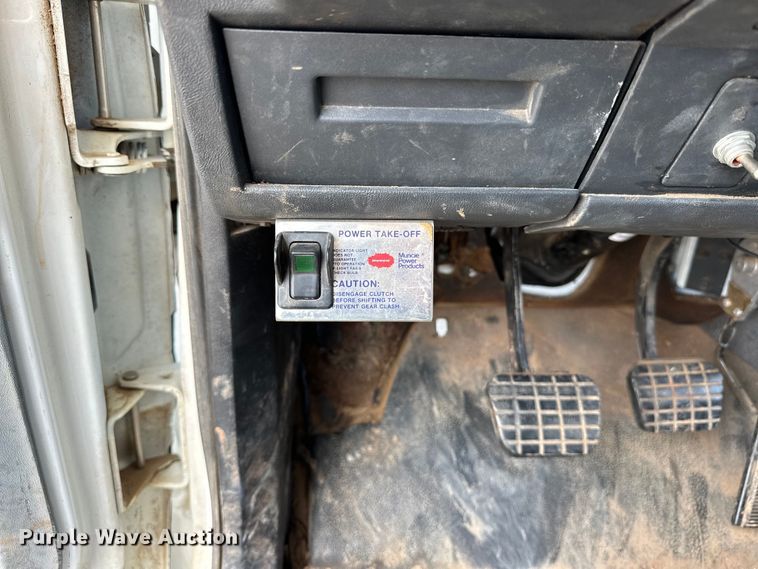 image for item EJ8957 2000 Chevrolet  C7500 bucket truck