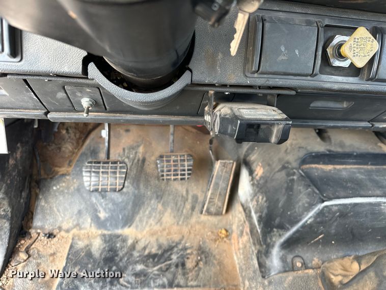 image for item EJ8957 2000 Chevrolet  C7500 bucket truck