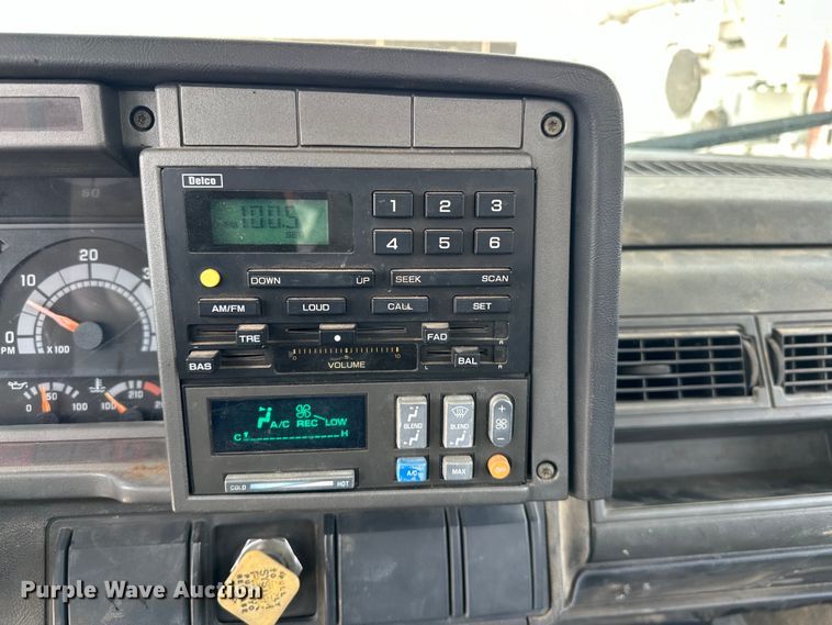 image for item EJ8957 2000 Chevrolet  C7500 bucket truck