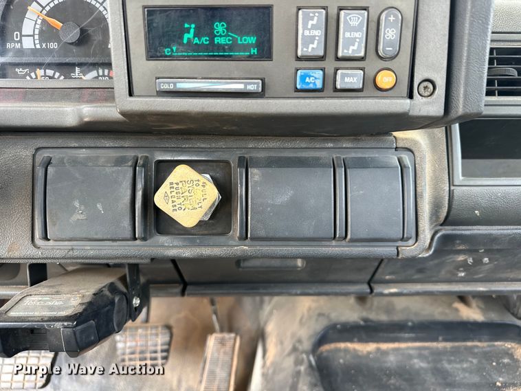 image for item EJ8957 2000 Chevrolet  C7500 bucket truck