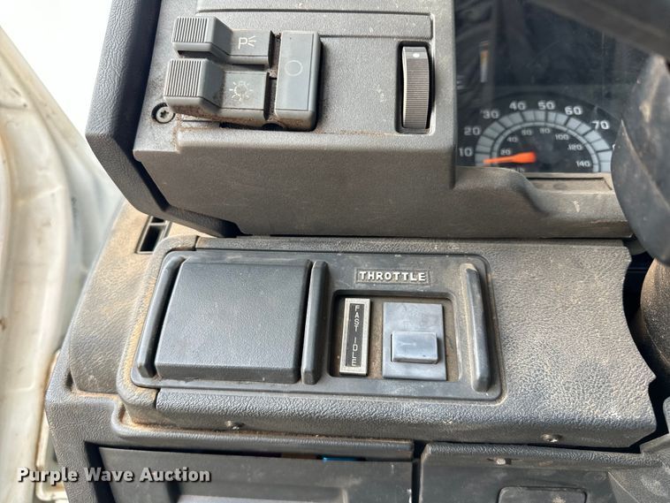 image for item EJ8957 2000 Chevrolet  C7500 bucket truck