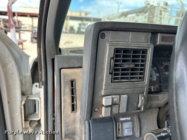 image for item EJ8957 2000 Chevrolet  C7500 bucket truck