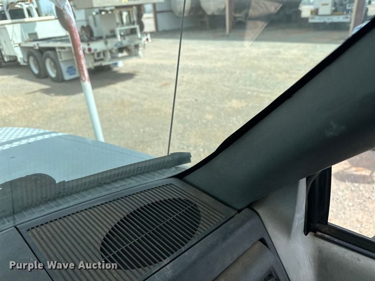 image for item EJ8957 2000 Chevrolet  C7500 bucket truck