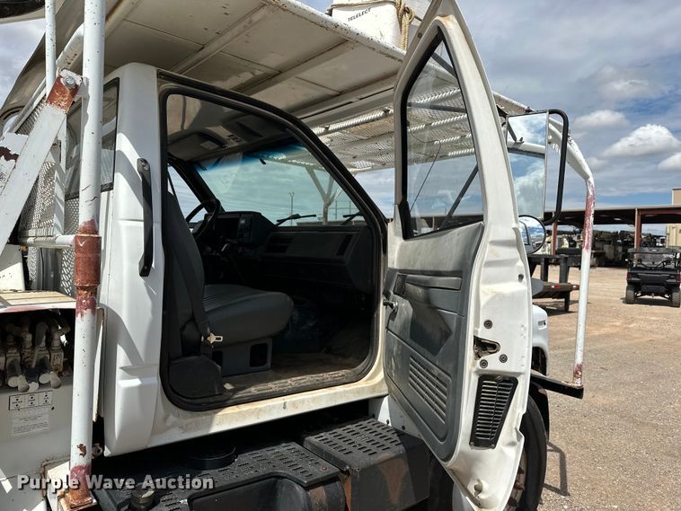 image for item EJ8957 2000 Chevrolet  C7500 bucket truck