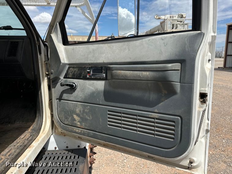 image for item EJ8957 2000 Chevrolet  C7500 bucket truck