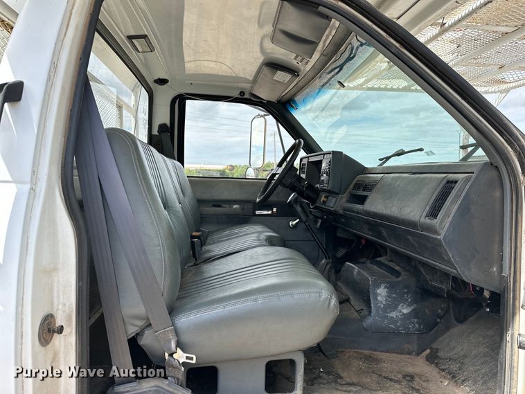 image for item EJ8957 2000 Chevrolet  C7500 bucket truck