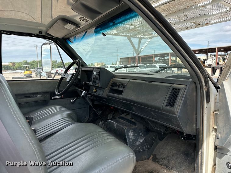 image for item EJ8957 2000 Chevrolet  C7500 bucket truck